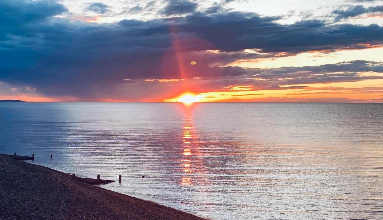 Beautiful Beachfront Retreat With A Stunning Sea View For The Ultimate Escape Away From The Busy World Below Herne Bay Luaran gambar
