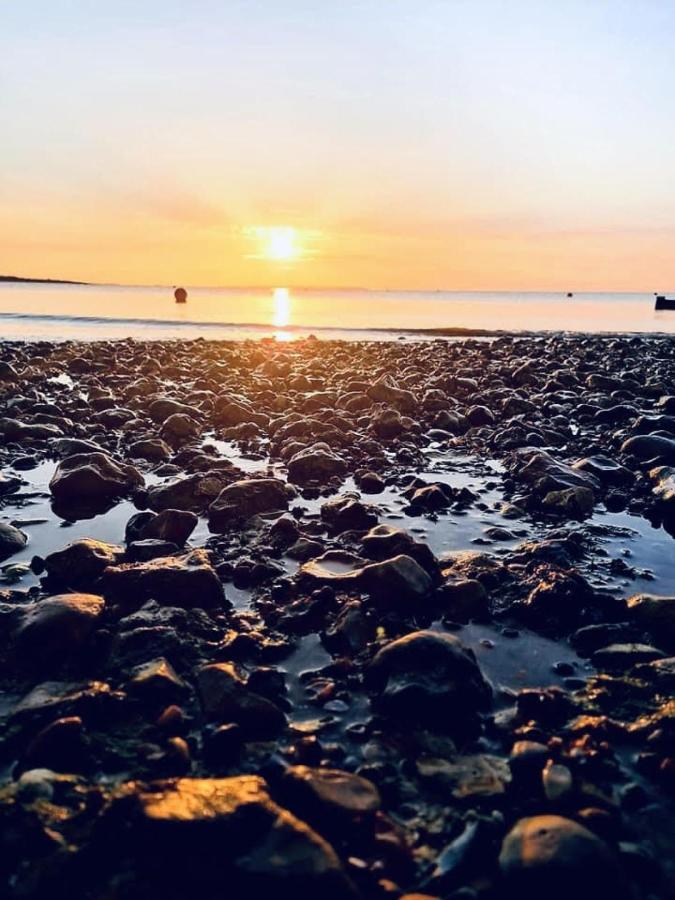 Beautiful Beachfront Retreat With A Stunning Sea View For The Ultimate Escape Away From The Busy World Below Herne Bay Luaran gambar