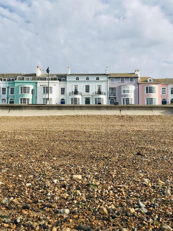 Beautiful Beachfront Retreat With A Stunning Sea View For The Ultimate Escape Away From The Busy World Below Herne Bay Luaran gambar