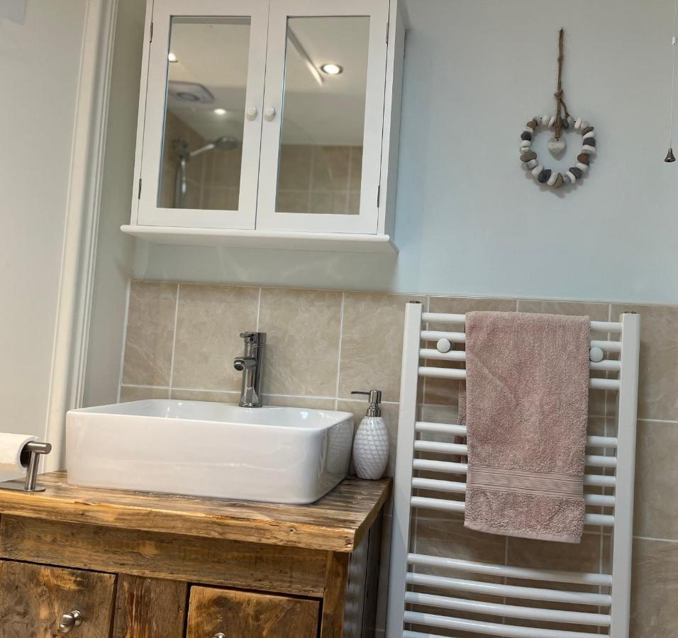 Beautiful Beachfront Retreat With A Stunning Sea View For The Ultimate Escape Away From The Busy World Below Herne Bay Luaran gambar